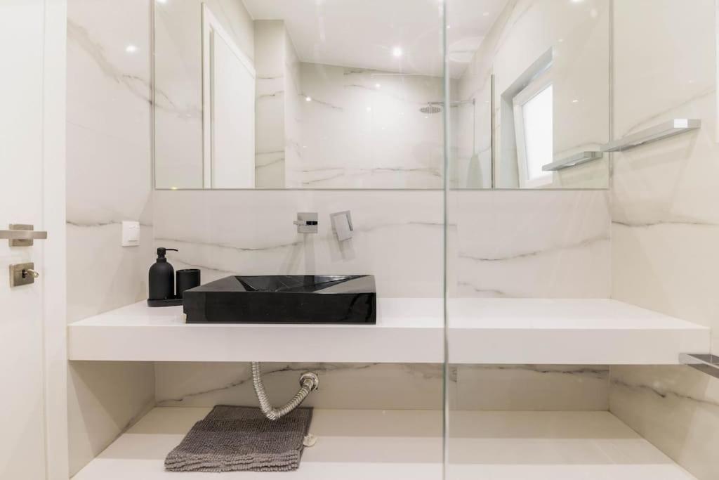 3 Bedroom New Modern Flat In The Heart Of Atény