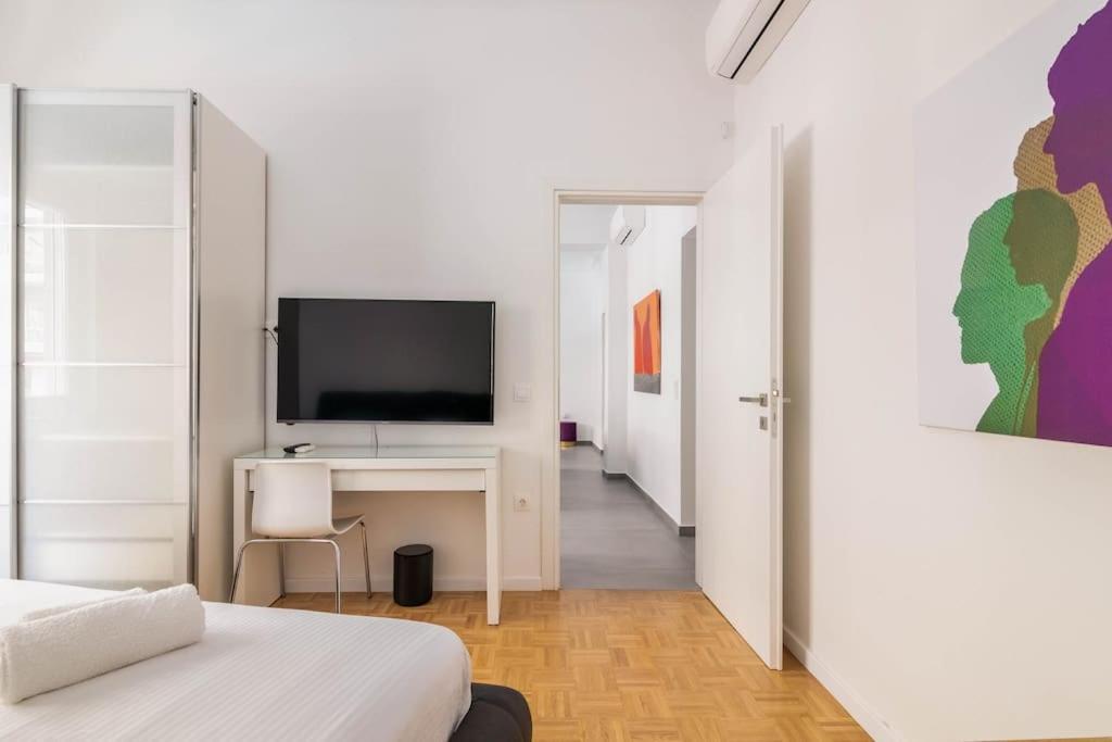 3 Bedroom New Modern Flat In The Heart Of Atény