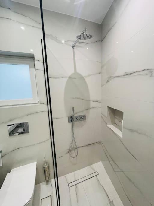 3 Bedroom New Modern Flat In The Heart Of Atény