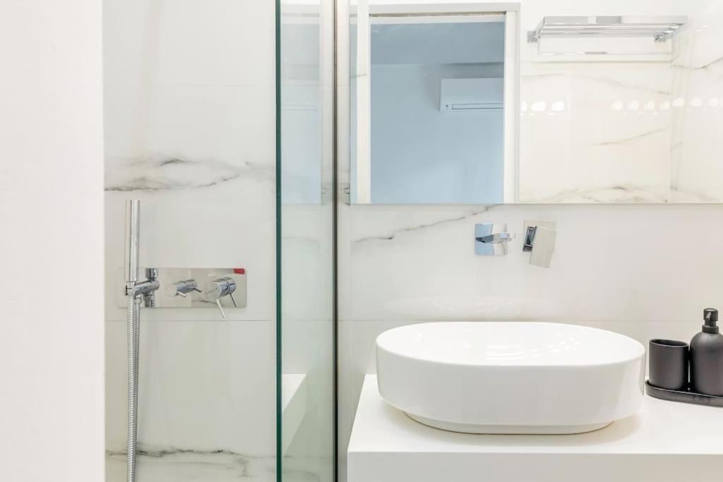 3 Bedroom New Modern Flat In The Heart Of Apartment *
