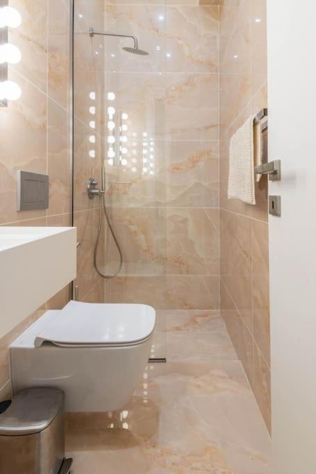 Apartment 3 Bedroom New Modern Flat In The Heart Of *